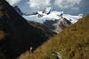 003845_Umbal Kees Schnee unter Rtspitze Naturbild mit Frau in Berglandschaft zum Gipfel blicken