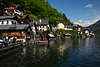 105714_Hallstatt Wohnhuser am Bergseeufer Bootshtten am Hallsttter See Berghang Wassertafel Reisefoto