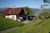 106365_ Malerische Haus-Idylle in Grnwiesen Foto Bergland ber Wolfgangsee