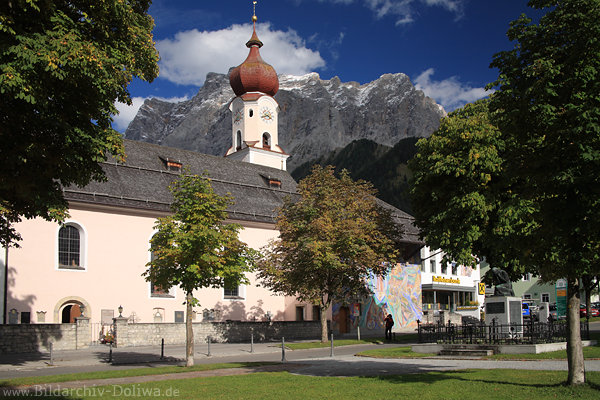 Ehrwalder Pfarrkirche Gotteshaus Foto Tiroler Alpenstadt mit Wetterstein Bergblick Reisebild