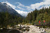 810825_ Gaistal Berglandschaft Naturfoto: Wanderer ber Gaistalbach Brcke wandern in Naturparadies Tirol