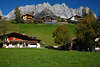 006092_Wilder Kaiser Bergpanorama Reisebild aus Going in Tirol, Grnidylle mit Gstehusern, Bauernhfen