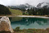 810705_ Kaltwassersee Foto Stein Blick zur Rosshtte, Tirol Berglandschaft Bild Spiegelung im grnen Wasser