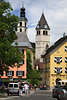 Kitzbhel City Gasse Altstadt Foto bunte Huser Kirchtrme Caf Auto Strassenbild