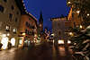 Kitzbhel Altstadt Nachtlichter Foto Weihnachtszeit Vorderstadt Gasse Katharinenkirche Bild