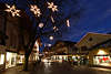 Kitzbhel Sterzinger Platz Nacht Schneesterne am Baum Weihnachtssterne ber Strasse