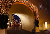 Kitzbhel Altstadt Durchgangstunnel Weihnachtsschmuck Nachtfoto Strae unterm Haus Wandbogen