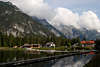 810151_ Leutaschtal Landschaft Natur am Weidachsee Foto unter Wolkenstimmung ber Berge & Seewasser