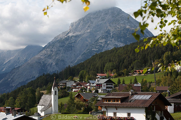 Msern Dorfidylle Tirol Alpendorf in Berglandschaft