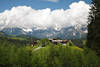 Erbalm Bauernhuser Alpenidylle Foto vor Bergpanorama Wilder Kaiser in Wolken