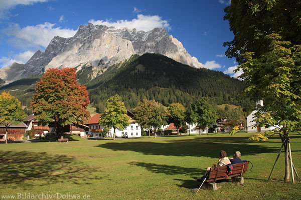 Zugspitzarena Tirol-Alpen Urlauber Erholung vor Bergmassiv Wettersteingebirge Grnwiese