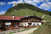 Ritzau Alm Gasthof Wanderer Schutzhtte in Bergkulisse Zahmer-Kaiser Alpenlandschaft Foto