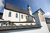 810361_ Msern kath. Kirche Architektur Bild, Dorfkirche im Tiroler Oberland, Bergdorf weisses Kirchlein Foto