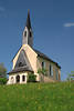 Kapellen auf Wiese Oberfallenberg blhende Gelbblumen Frhlingsfoto am Blauhimmel