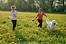 Girls mit Hund Blumenwiese Frhlingslauf