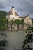 Schloss Schnbhel auf Felsen ber Donau Flussufer historische Burg