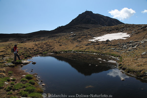 Knoten Gipfel Spiegelung in Bergsee Wasser Ufer Wanderin