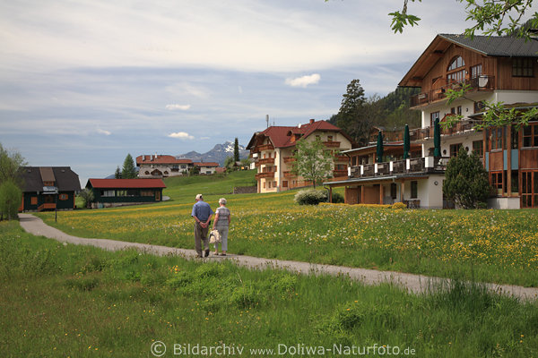 Weissensee Frhlingswiese Spazierweg Landschaft SeniorenPaar Promenade an Pensionen Ferienhuser