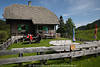 1202840_Waisacher Jausenstation Almhtte Gartenidylle Foto Gste an Tischen im Freien Sonne genieen