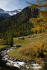 005933_Patscher Almhtten am Schwarzachbach in grandiosen Berglandschaft Herbstfoto unter Gipfel mit Schnee