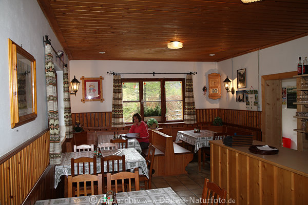 Moarhtte Stube Frau Wanderurlaub Einkehr