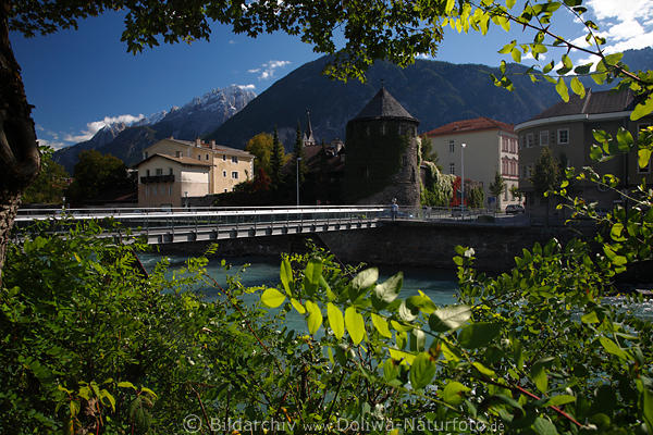 Iselturm am Iselufer grne Natur an Altstadt-Brcke Lienzer Dolomitenblick Osttirol