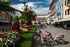 Lienzer Altstadtplatz sonnige Panorama blumige Zentrum-Idylle Foto bildhbsche Huser-Architektur