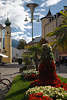 004801_Lienz Gelbturm Antoniuskirchl am Hauptplatz hinter Blumenrabatte Bild markanten Sehenswrdigkeit aus 17.Jhdt.