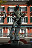 004814_Florianibrunnen Foto Lienz Altstadt-Denkmal auf Hauptplatz Bild vor Fenster mit Blumen sonnige Architektur