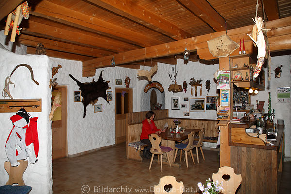 Gaststube Foto der originellen Stabanthtte volkstmliche Gemtlichkeit Wanderin am Tisch