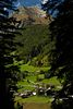 003293_Bobojach Bild unter Wallhorner Mhder Sicht durch Bume auf Prgraten-Dorf vom Wanderweg zur Berger Alm