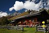 003498_Gotschaunalm urige Holzhtte Urlauber sonnige Momente in Alpenlandschaft