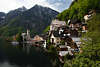 105670_Hallstatt Uferpanorama am Wasser fjordartiger Bergsee Foto Wohnhuser am Berghang