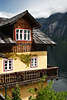 105693_ Hallstatt alte Brgerhuser Fotos Holzdcher Holzbalkone ber Seewasser mit Bergblick