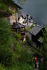 105858_Hallstatt dichte Terassenhuser bis Wasser, Wanderpfad am Berghang, Frau zwischen Hausdcher Fotografie wandern bis Salzberg