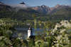 106361_ Sankt Wolfgangsee Kirchturm Bergblick grner Frhling Foto Obstbaumblte am Wasser