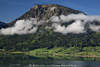 106371_ Wolfgangsee malerischer Bergblick Foto grne Landschaft Huser am Bergseeufer