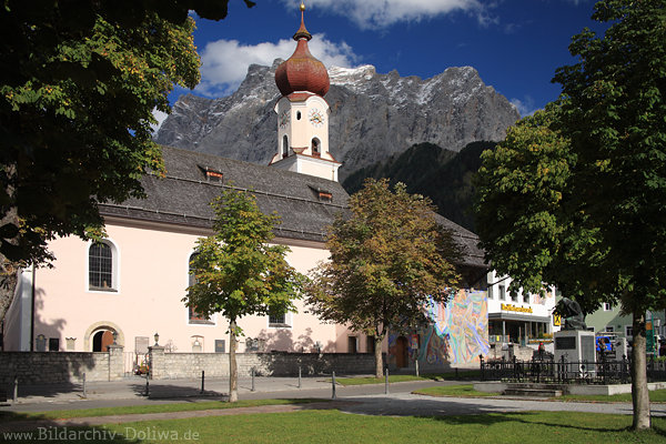 Dorfkirche Ehrwald Park Alpensicht Wetterstein Bergmassiv Felsgipfel