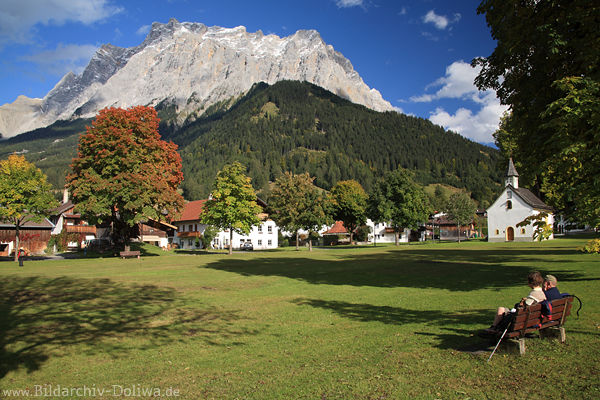 Ehrwaldpark Dorfwiese Seniorenbank Bergsicht auf Wetterstein Martinskapelle