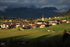 Ellmau Bergkurort Kirche Huser Au Wiese Abendlicht vor Alpenlandschaft Bergkette