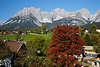 006114_Going Herbst-Reise Dorf Bergblick auf Gebirgszug Wilder Kaiser Felsen ber Ferienort Huser