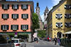 Kitzbhel bunte Gasse Caf Bar Geschenkstube Hausfenster Farbdesign Foto Kirchtrme im Hintergrund