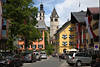 Kitzbhel Altstadt bunte Huser City-Landschaft Hotels Kirche-Trme Autos