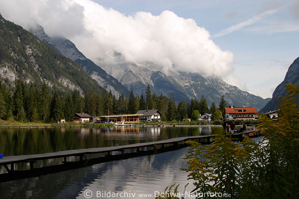 Weidachsee Angelteich in Leutaschtal Berglandschaft