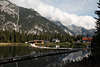 810071_ Leutaschtal Berglandschaft Blick ber Weidachsee Angelteich mit Stegen fr Angler, Gipfel in Wolken