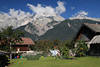 Obermieming Bauernhof Dorfidylle unter Mieminger Gebirge Felsenmassiv Bergblick
