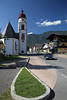 Dorfkirche Mieming Zentrum Reisebild Kirchlturm am Straenrand Geschfte