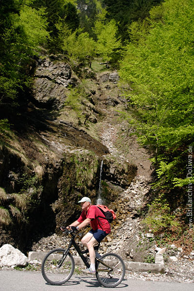 Mountainbike Radfahrer auf Bergstrasse