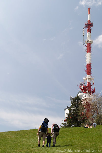 Pfndersendemast Wanderfamilie Bergwiese Touristen mit Kind