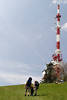 Pfndersendemast Foto ber Bergwiese Touristen mit Kind Wanderfamilie am Berg